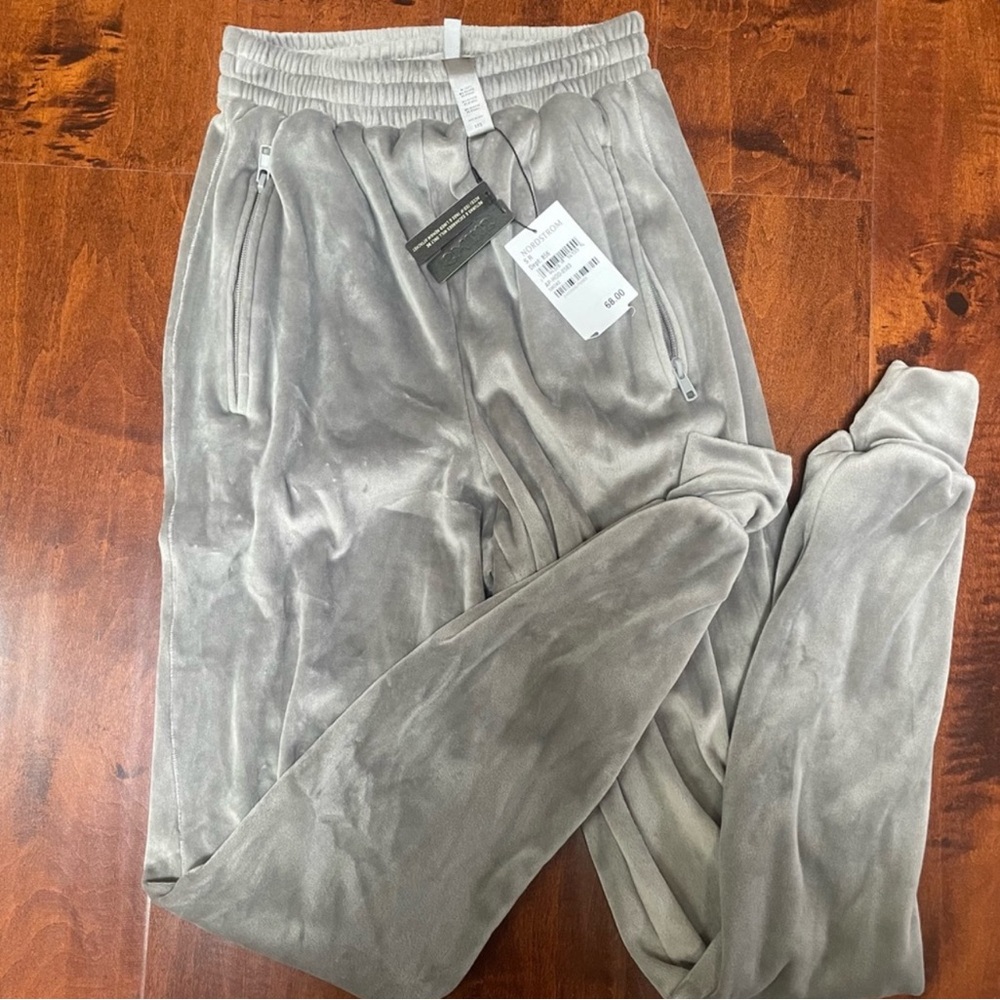 SKIMS Velor Jogger pants in Smoke XXS NWT